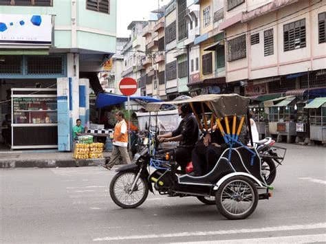 Becak Motor Transportasi Rakyat yang Unik dan Fungsional